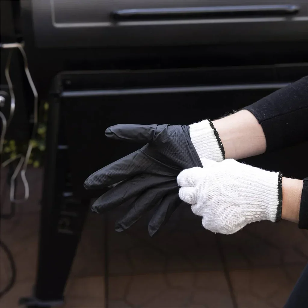 Box mit 50 Pit Boss Einweg-Nitrilhandschuhen + 2 hitzebeständige Baumwoll-Grillhandschuhe